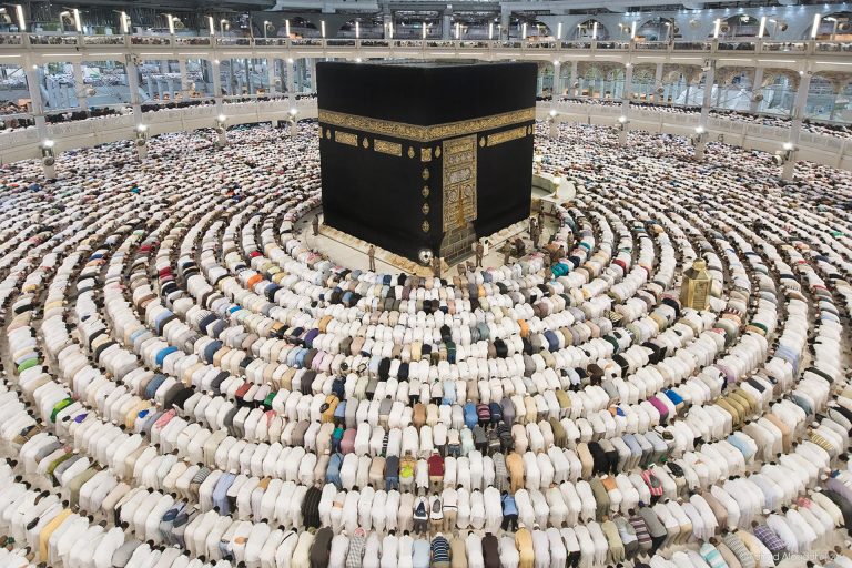 muslimsfacedirectionkaabaperformingobligatorydailyprayersmecca